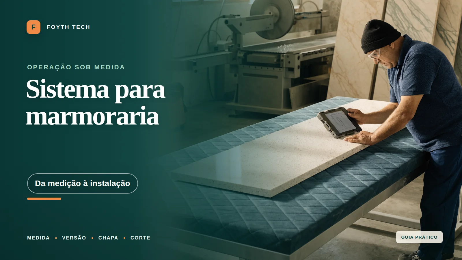 Profissional de marmoraria confere medidas de uma bancada em um projeto digital ao lado de chapas de pedra